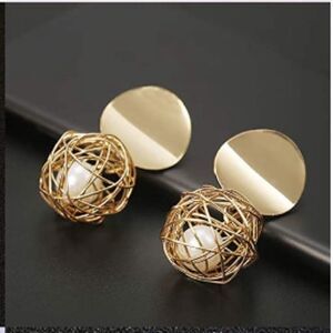 Gold earrings with pearl